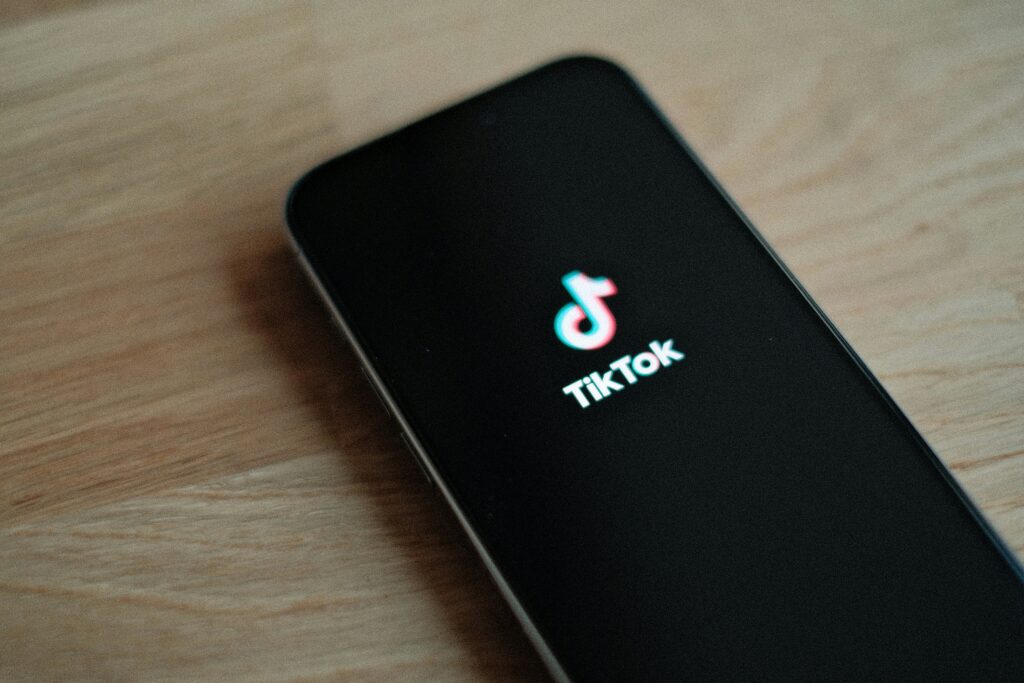 TikTokでバズる基準を理解して動画制作に取り入れよう